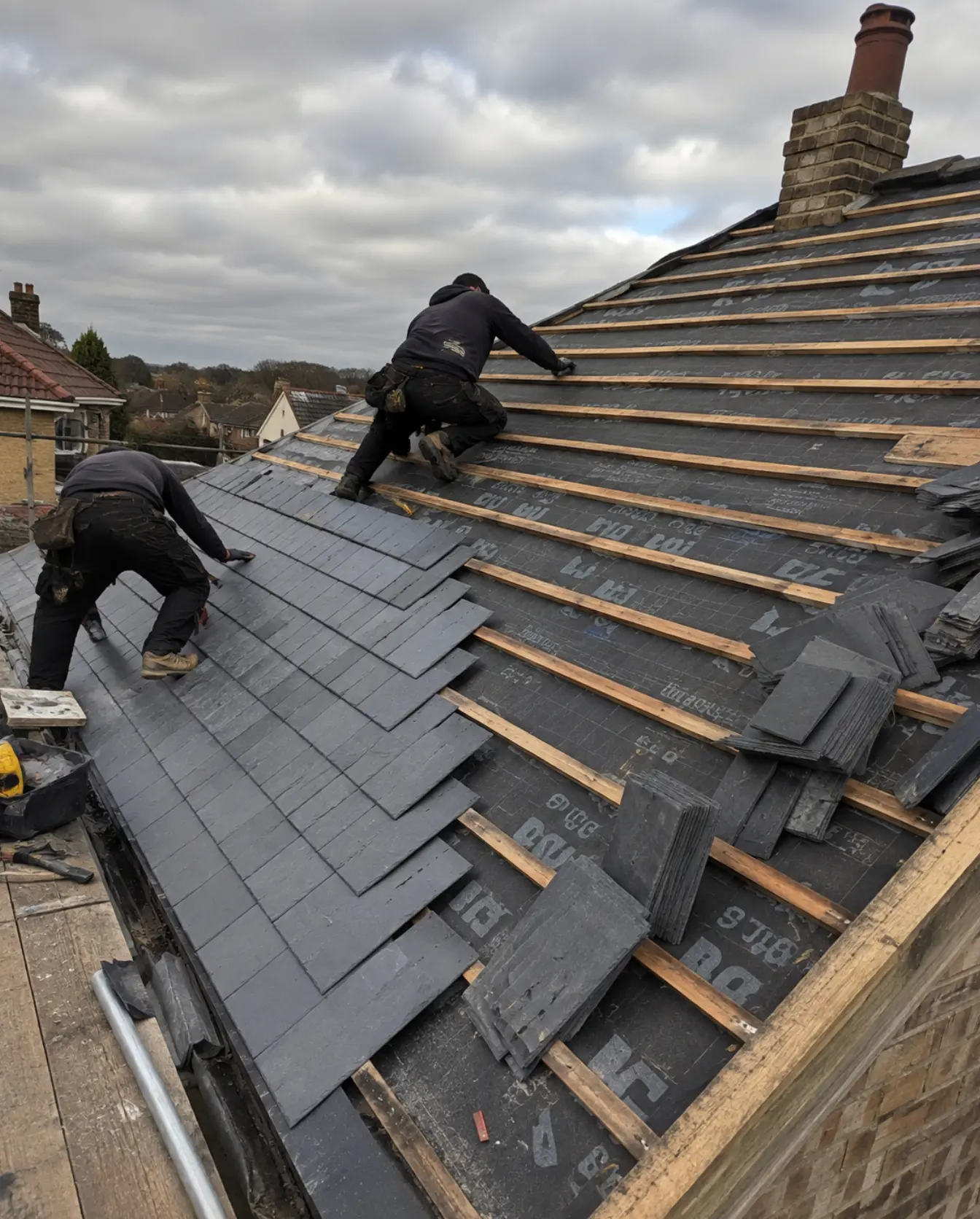ProTech roofers laying natural slate over breather membrane and battens